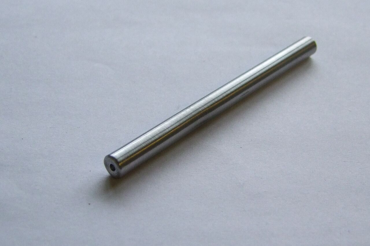 Reference leak comprising a stainless-steel sintered leak element welded into a stainless-steel tube housing 1/4